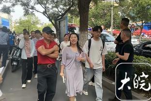 吴前妻子晒现场观战与吴前合照：第一次来快乐老家 久违啦